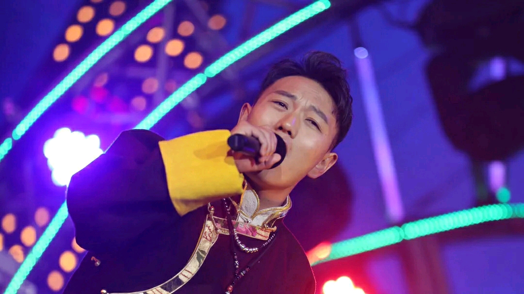 完玛三智带来歌曲《琼结姑娘》 .