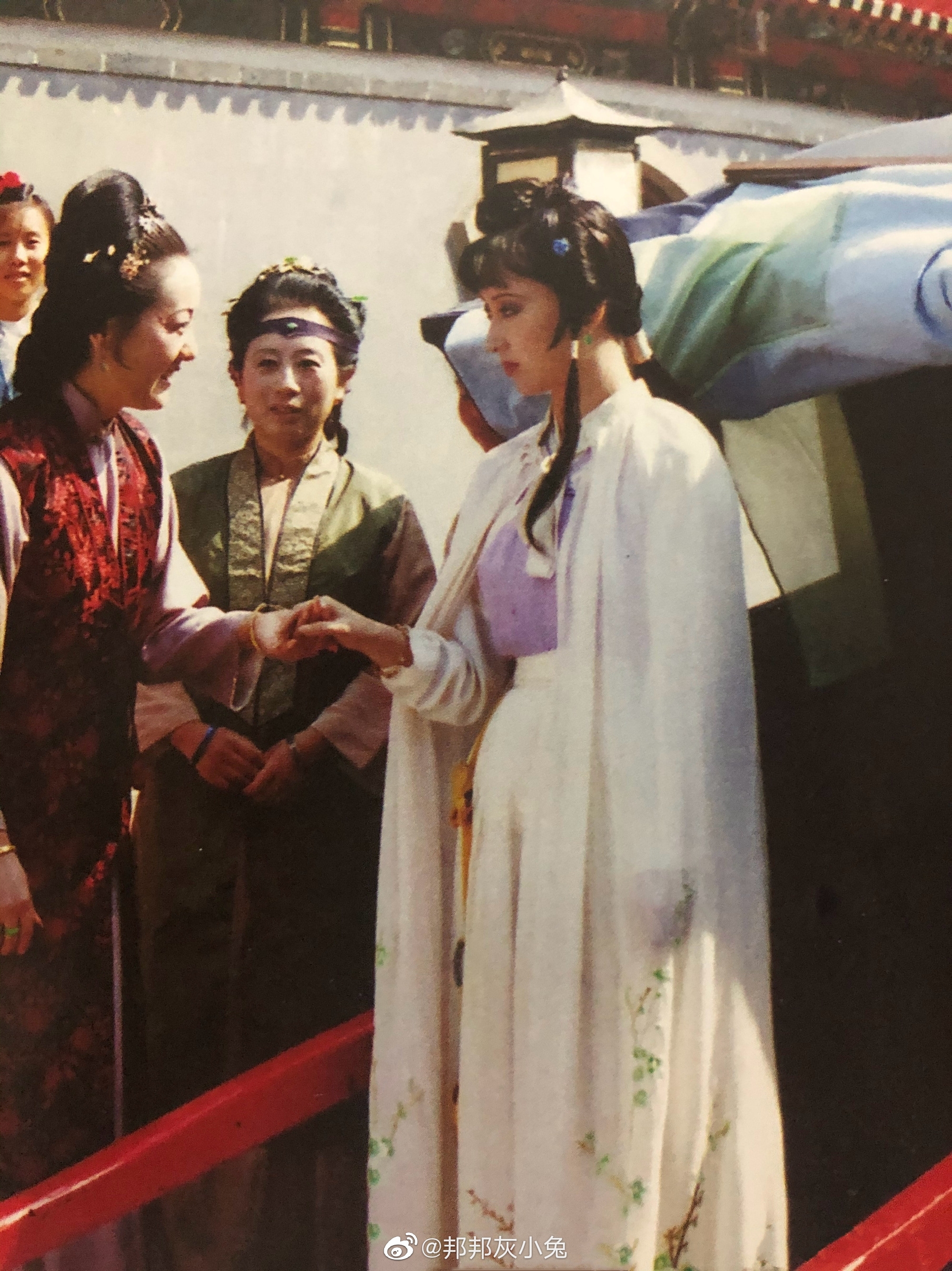 黛玉下轿侧面照