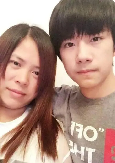 本以为蔡徐坤和妈妈够像了,看到鹿晗妈妈:复制粘贴