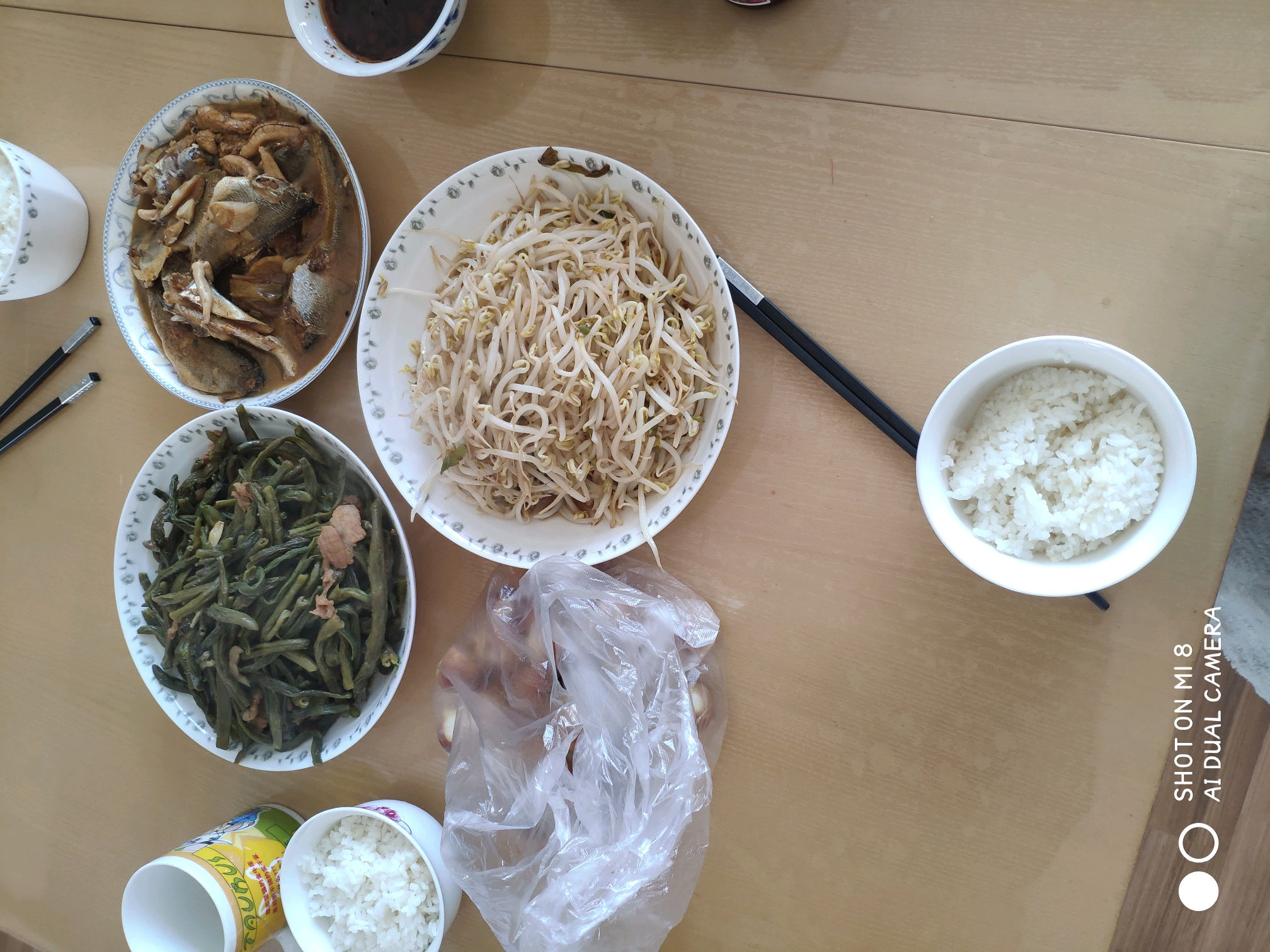 干饭人盛了一大碗饭,嗝