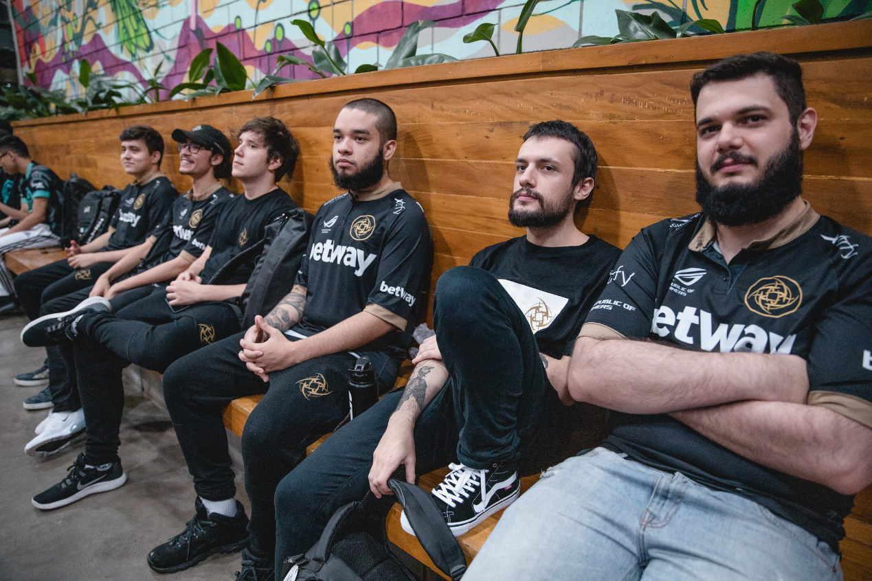 在s10开始后,nip成为了最炙手可热的战队之一(照片来自rainbow6br