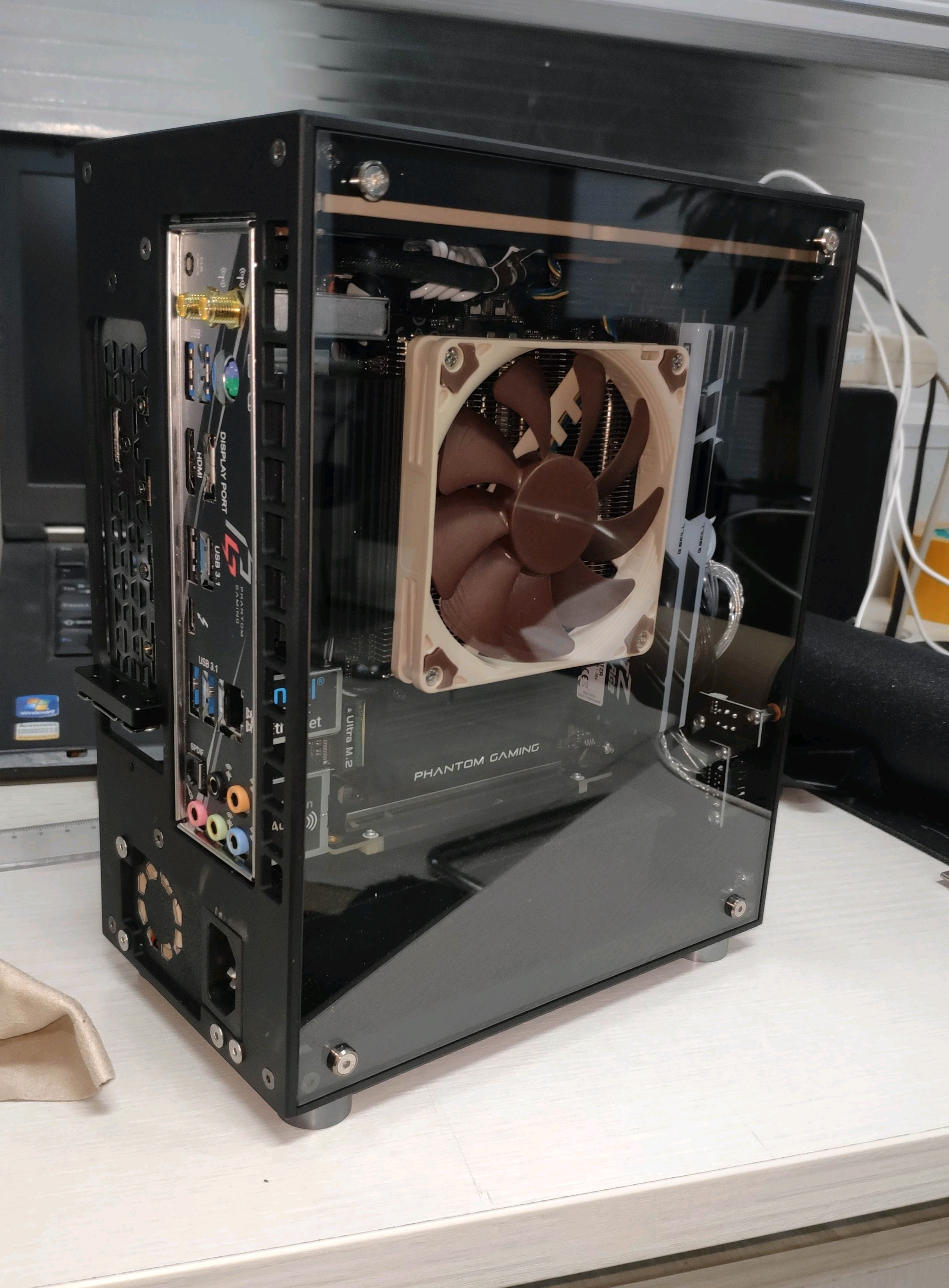 钢化玻璃效果(这时候用的猫头鹰l9i散热