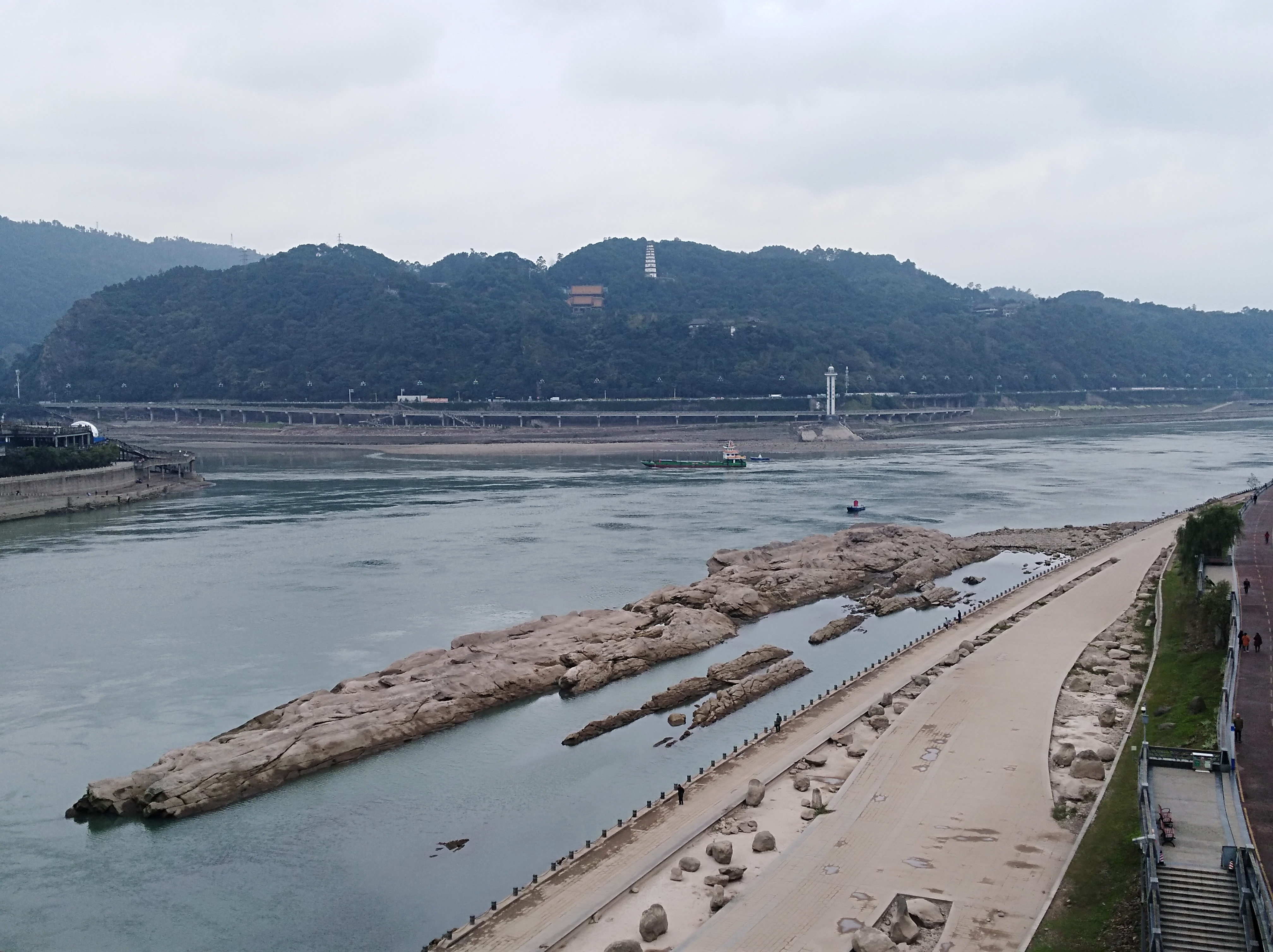 水清了,水位降了,宜宾长江水枯石出冬泳欢