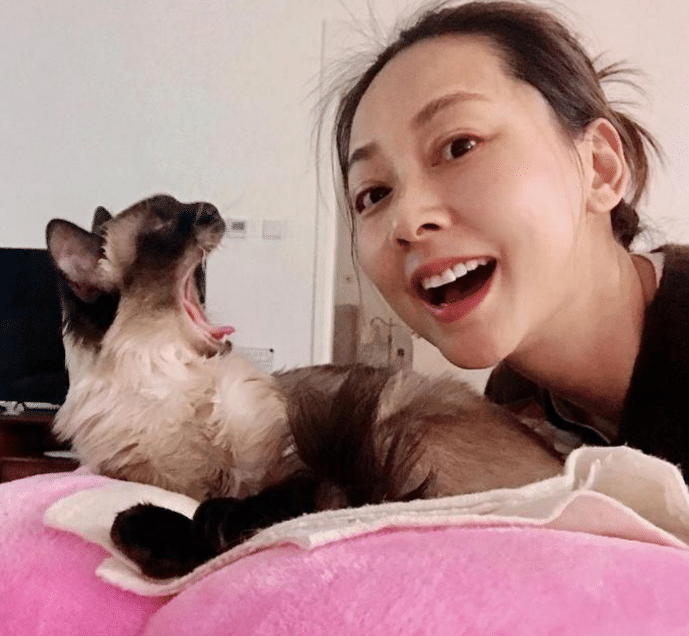 张卫健46岁妻子张茜素颜近照曝光!逆龄生长宛如少女,安心做富太