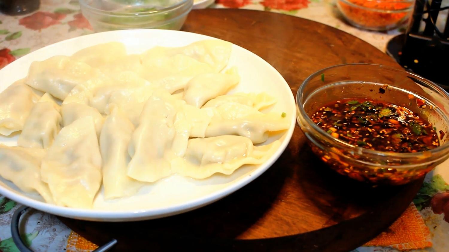 食材:羊肉末,餃子皮,小蔥,香菜,胡蘿蔔,老薑,大蒜,花椒