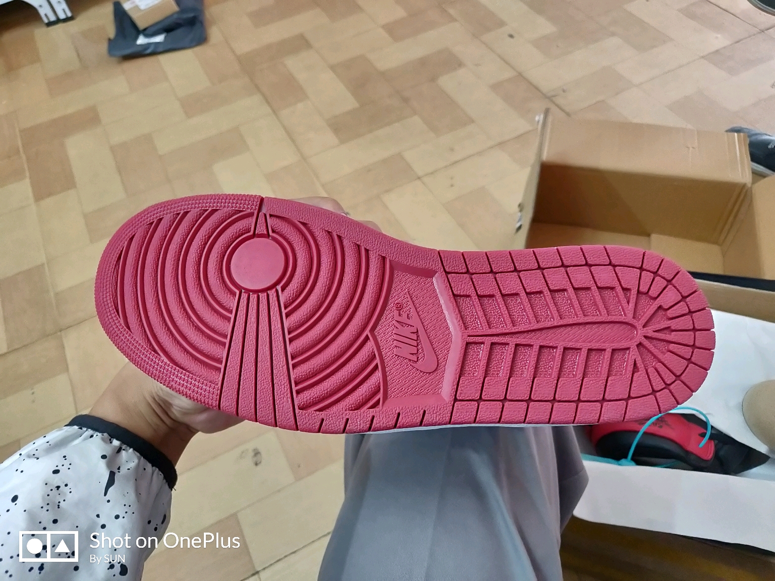 毒包装盒里的aj1 做的很真!