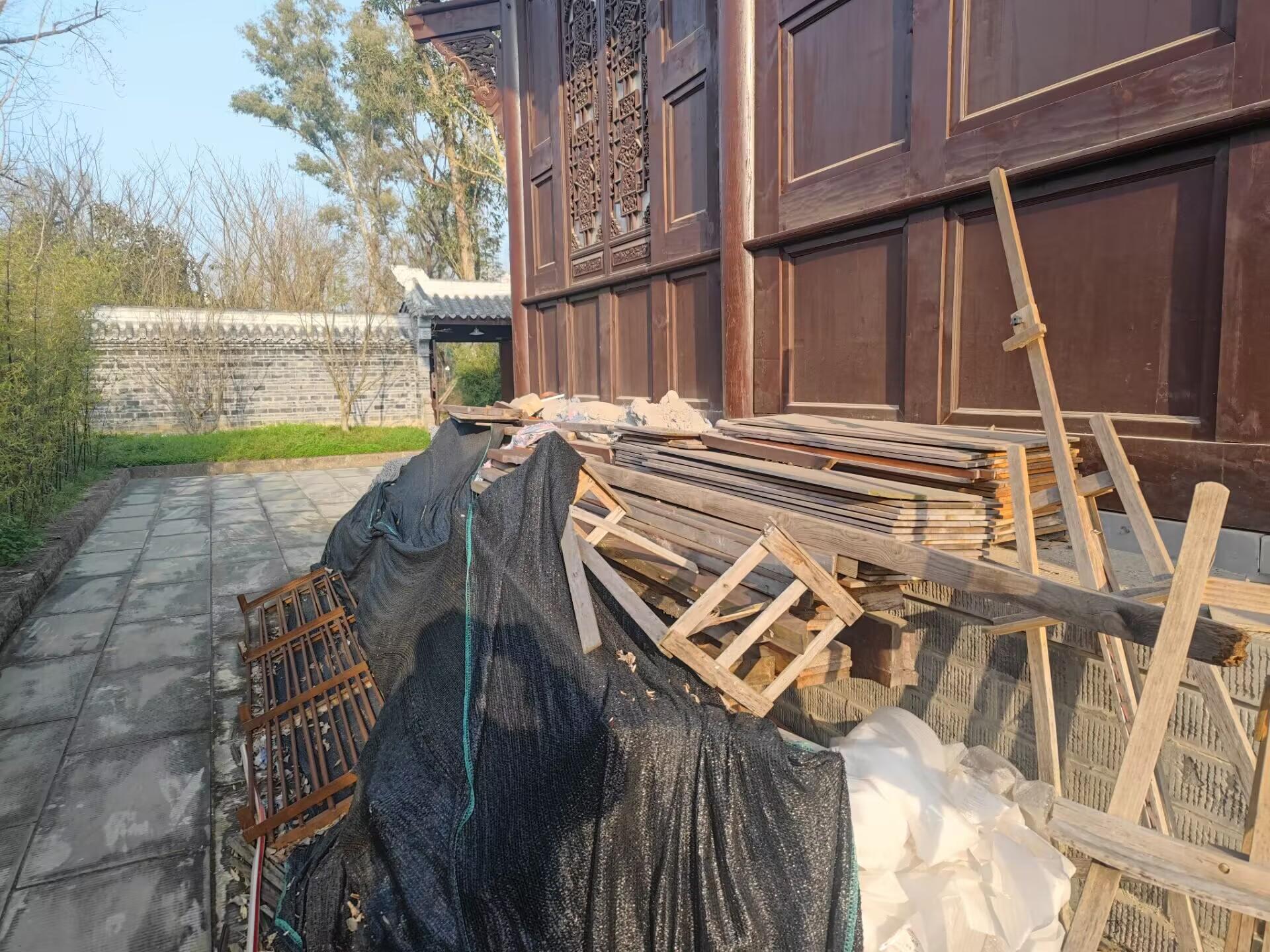 蓬安县拟4A景区内衙门大堂后面堆放的这堆杂物，骤觉很显突兀 - 哔哩哔哩