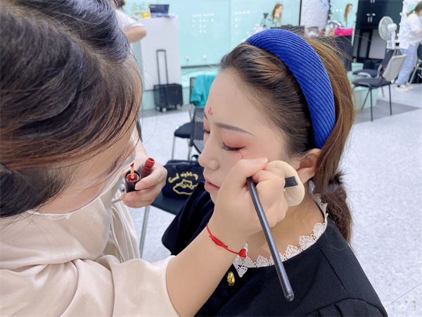 学习化妆：一场色彩与艺术交响曲