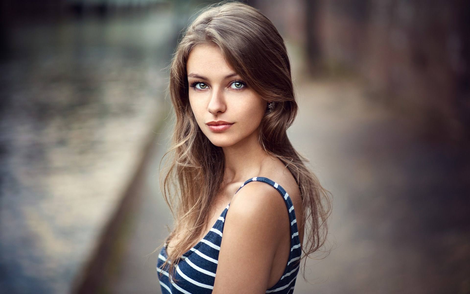 教程 视频教程   后期修图时,照片拍摄者有意将拍摄的人像给色调统一