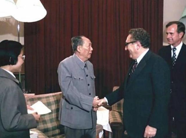 为了避开苏联与中国建交，基辛格访问巴基斯坦时悄悄飞到中国