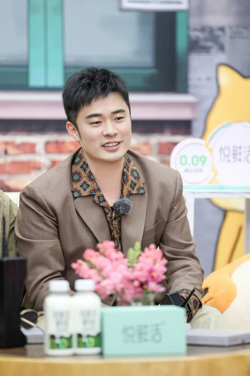 一部是《五哈》第三季，这些综艺让陈赫五月微博吸粉了134.2万，获得排行榜第五名。图片来源：微博＠陈