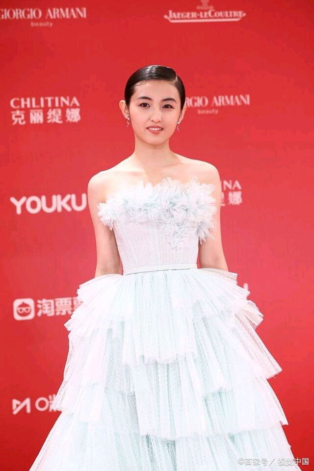 张子枫亮相上海电影节,18岁老戏骨白裙清纯