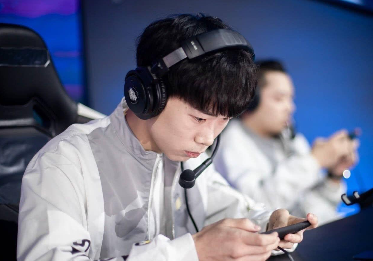 初晨从ag回娘家,飞牛刺痛久诚暖阳录制结束,小兽降临e星!