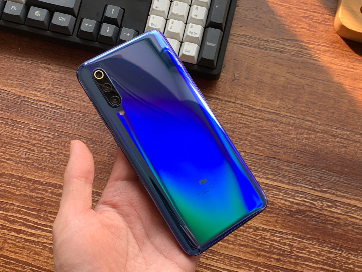 小米9品控告急, 漏装闪光灯后再曝闪屏门