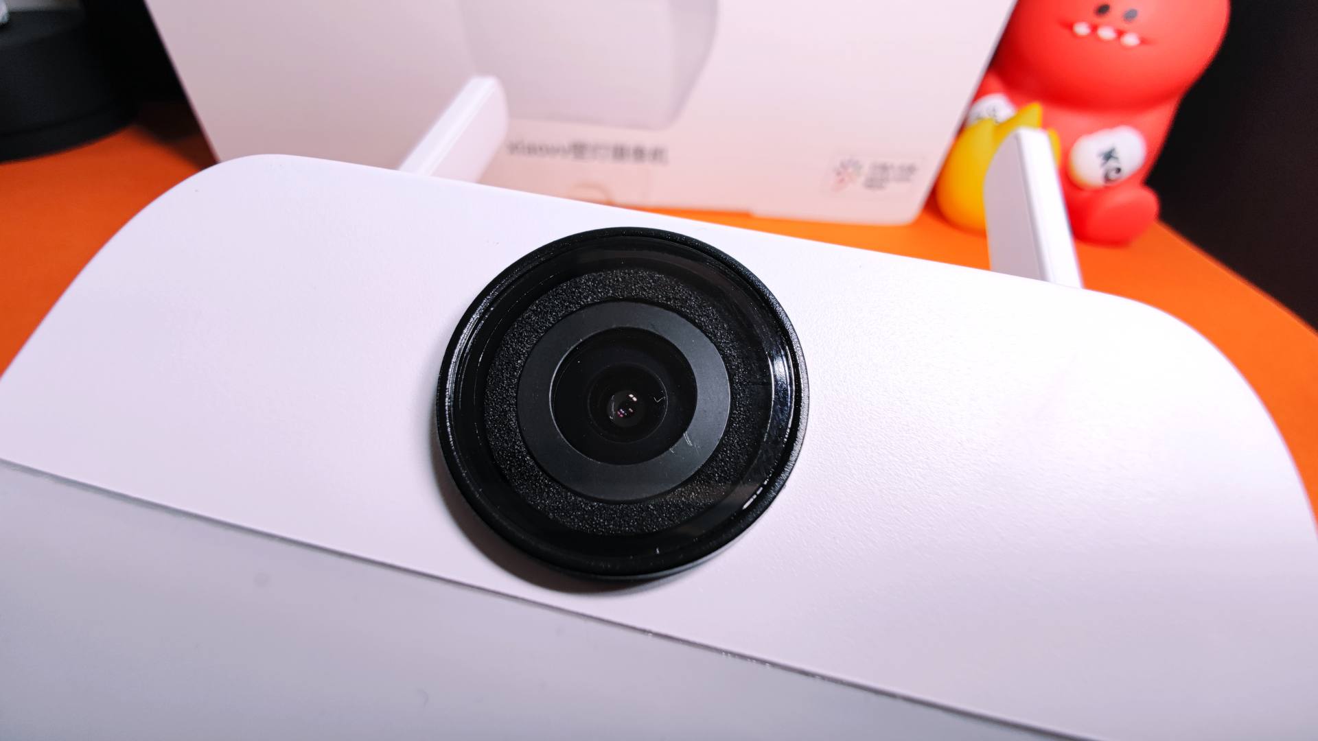 摄像机正面拥有一颗1080p高清摄像头,支持110度广角拍摄.