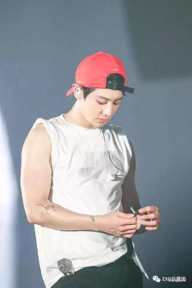exo朴灿烈 ins story更新一则,又去健身啦,是举铁妖精朴灿烈没错啦!