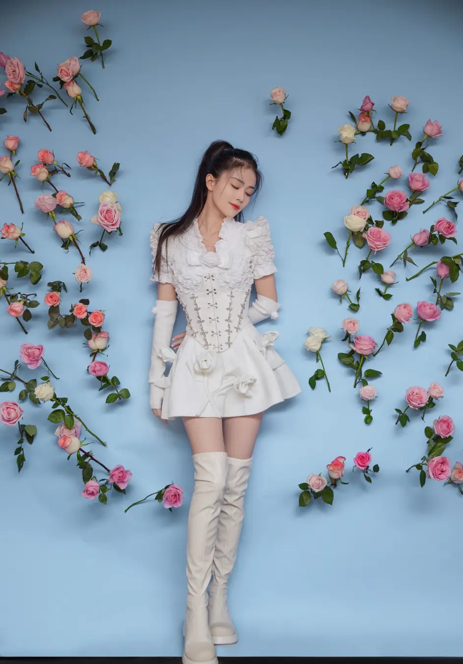 白鹿白色连衣裙过膝靴性感写真