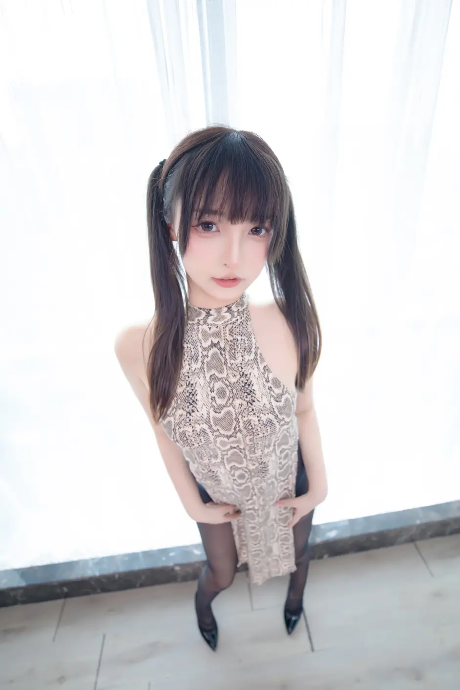 神楽坂真冬蟒纹旗袍 独特的设计尽显精髓
