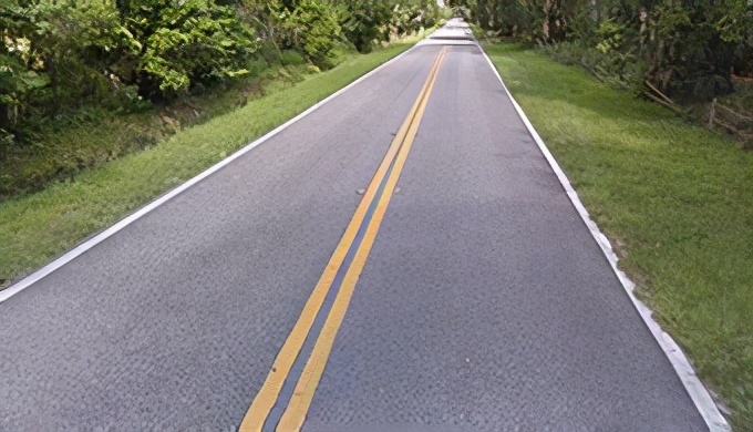 又或者在一条空旷的单向单车道上?