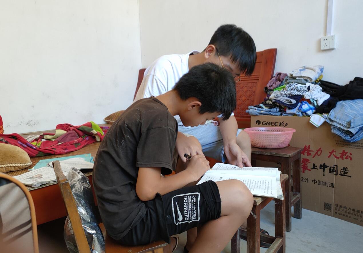 上午十点,实践队来到了这里,先是了解了有留守儿童的家庭,之后一一