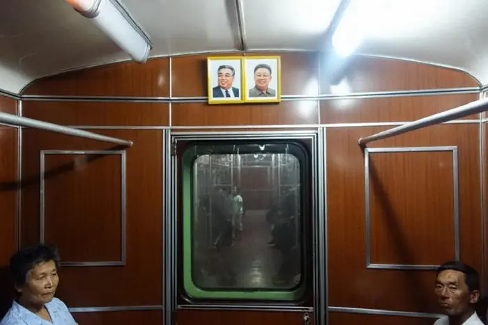 神秘的朝鲜地铁车厢里挂着金日成金正日的画像 哔哩哔哩