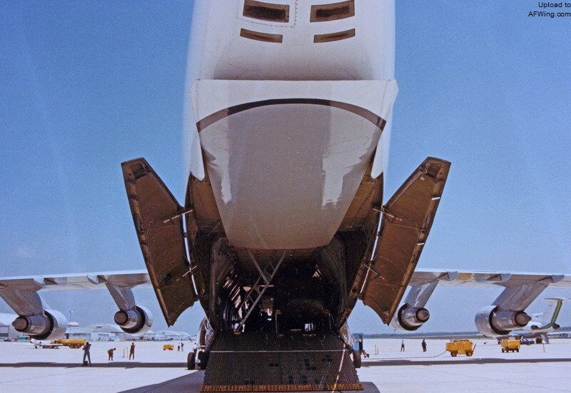 拆除了机身上层后乘客舱并重新设计了后舱门和舱壁,后舱门先