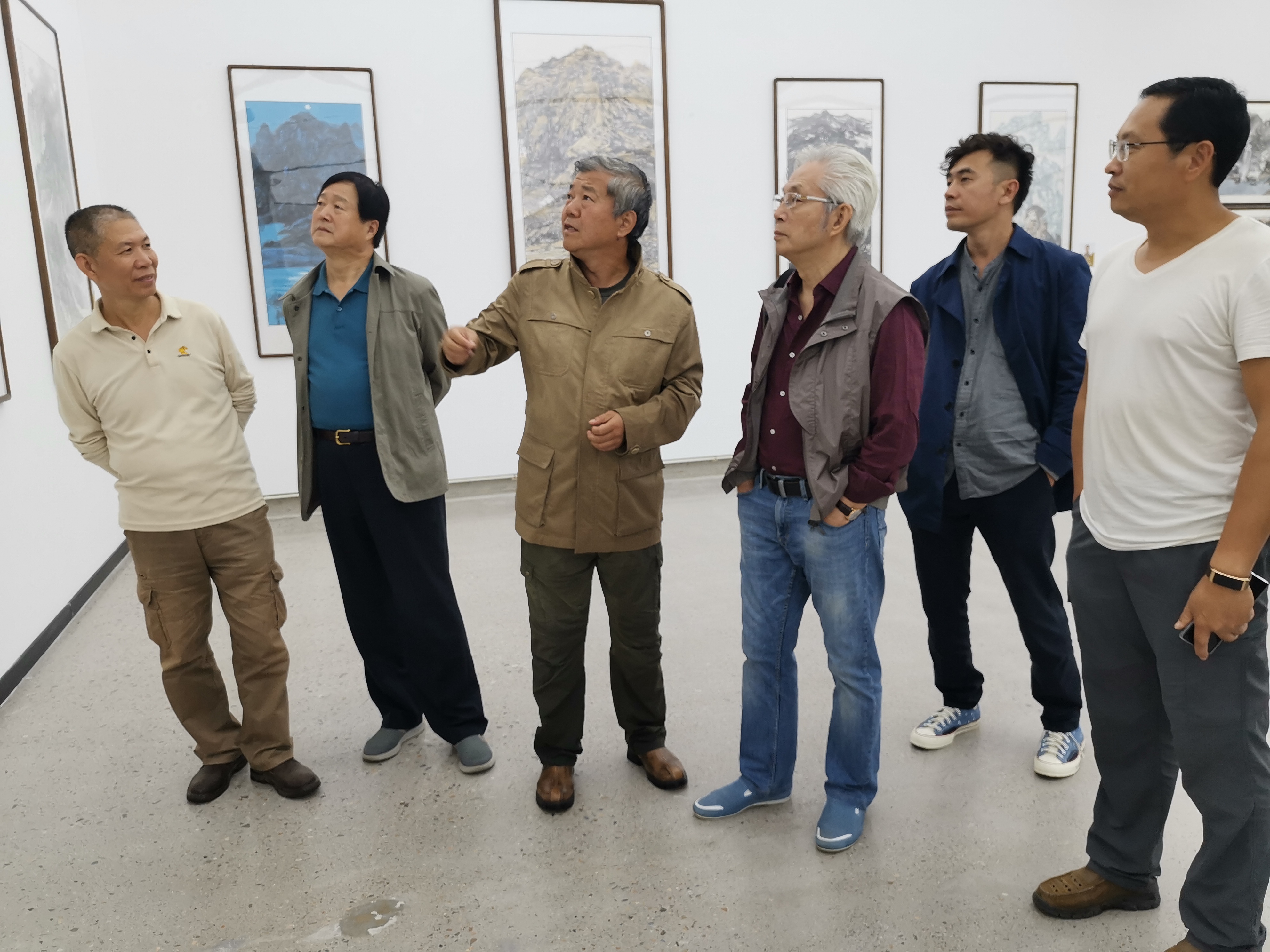 刘国辉先生参观指导王界山师生写生作品联展