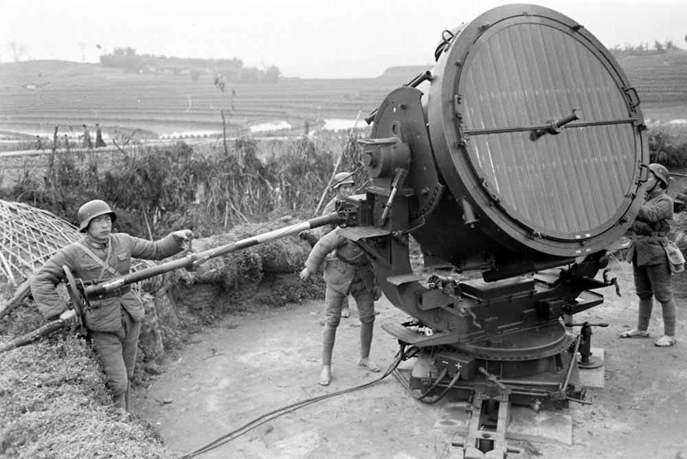 保卫重庆天空:1941年中国士兵操作德国高射炮严阵以待