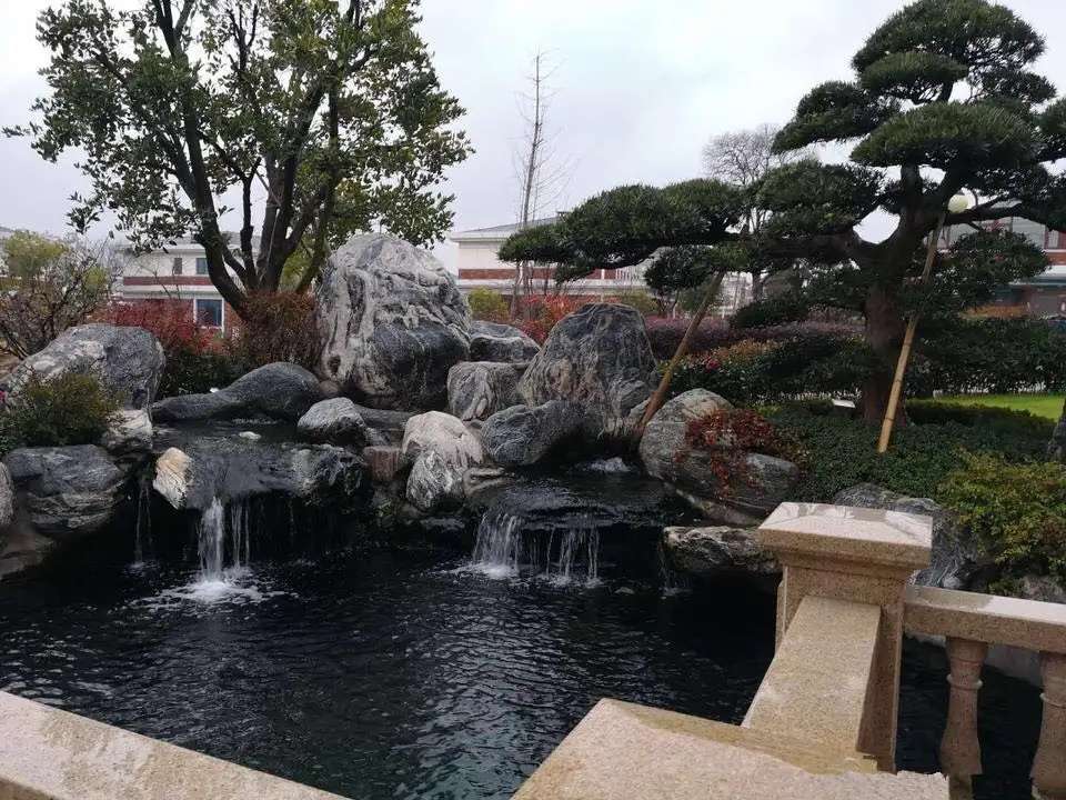 内容,理水能增强其景观内涵,所以叠山理水是现代景观重要的内容之一