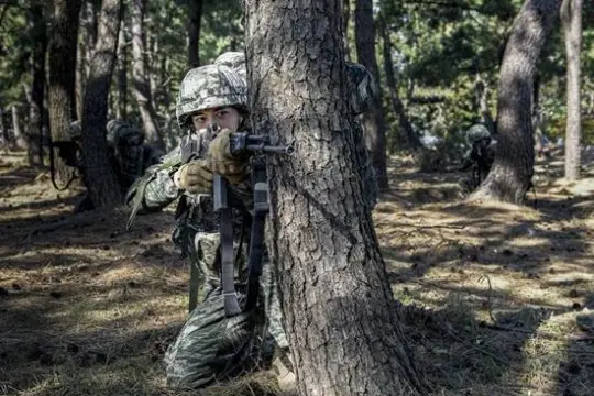 当兵当上瘾可还行 Sm热情大将珉豪拒绝休假投入训练 哔哩哔哩