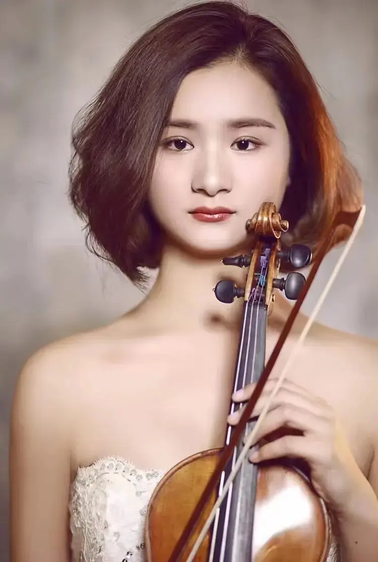 小提琴 殷欧卡琳violin天津音乐学院管弦系教师,青年交响乐团指挥,郑