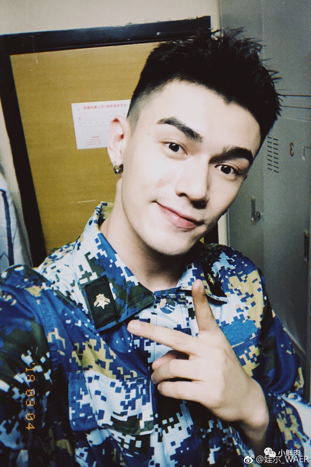吴磊跟他学弟奶狗硬照一览,头发剪短A爆!
