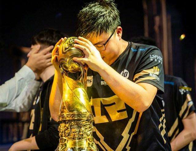 LOL西卡:UZI的出现对LPL下路帮助很大,他的头