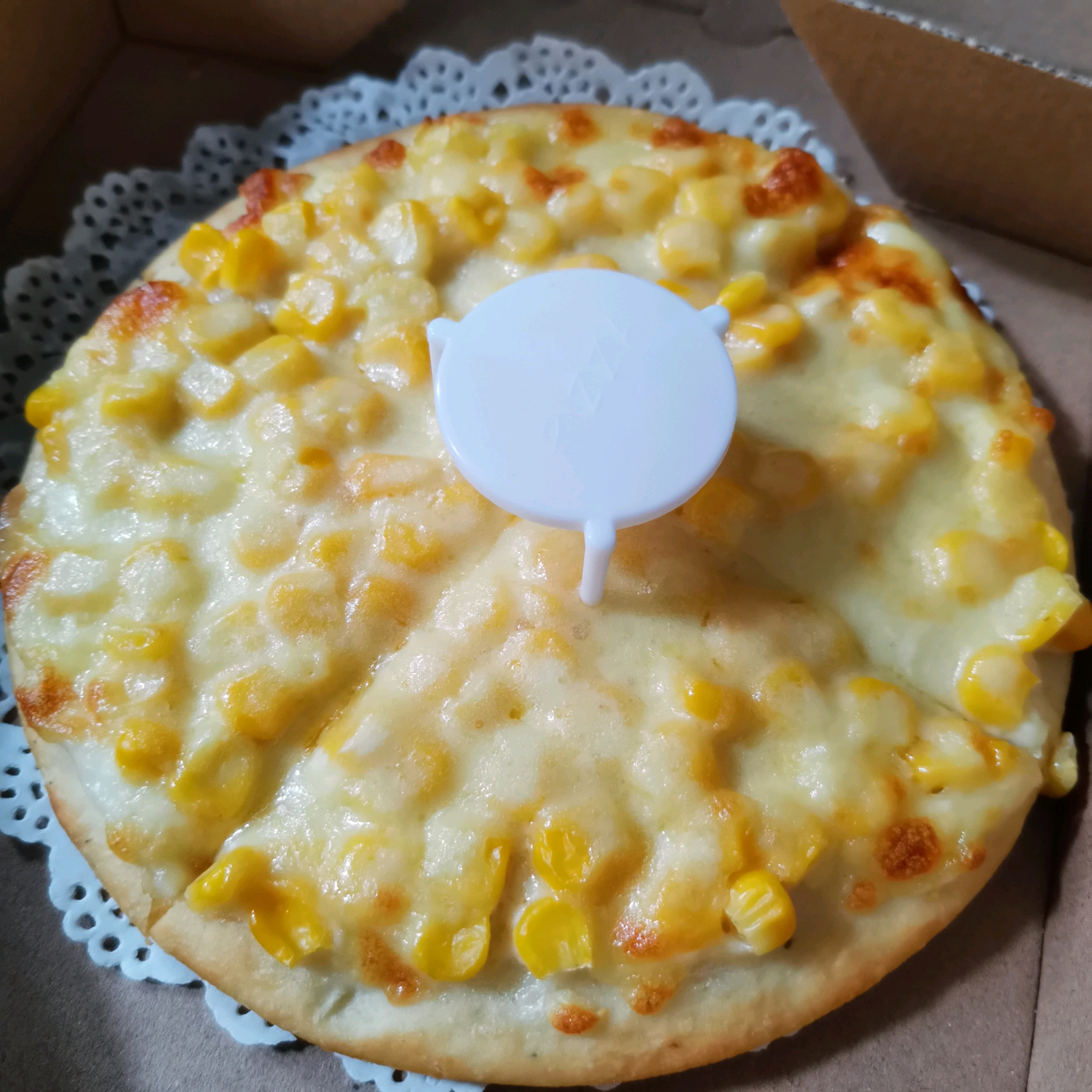 可真是个小天才hhh 晚饭 榴莲披萨——三块 芝士玉米披萨——整个解决