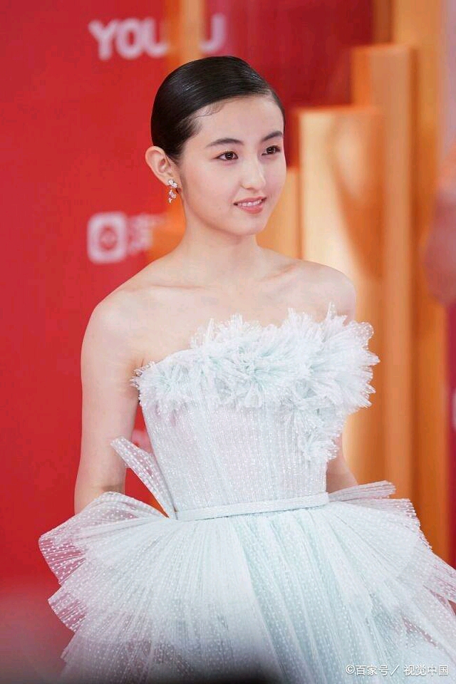 张子枫亮相上海电影节,18岁老戏骨白裙清纯