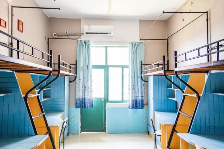 关于宿舍 寝室主要分为四人寝和六人寝.