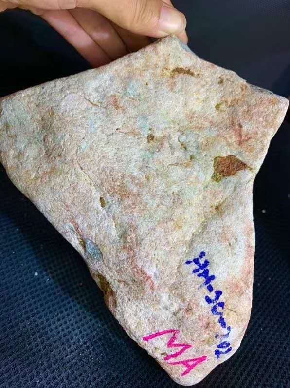 木那,老皮壳梅沙皮,全身都有色花,断口压灯可见种水,至少化冰打底