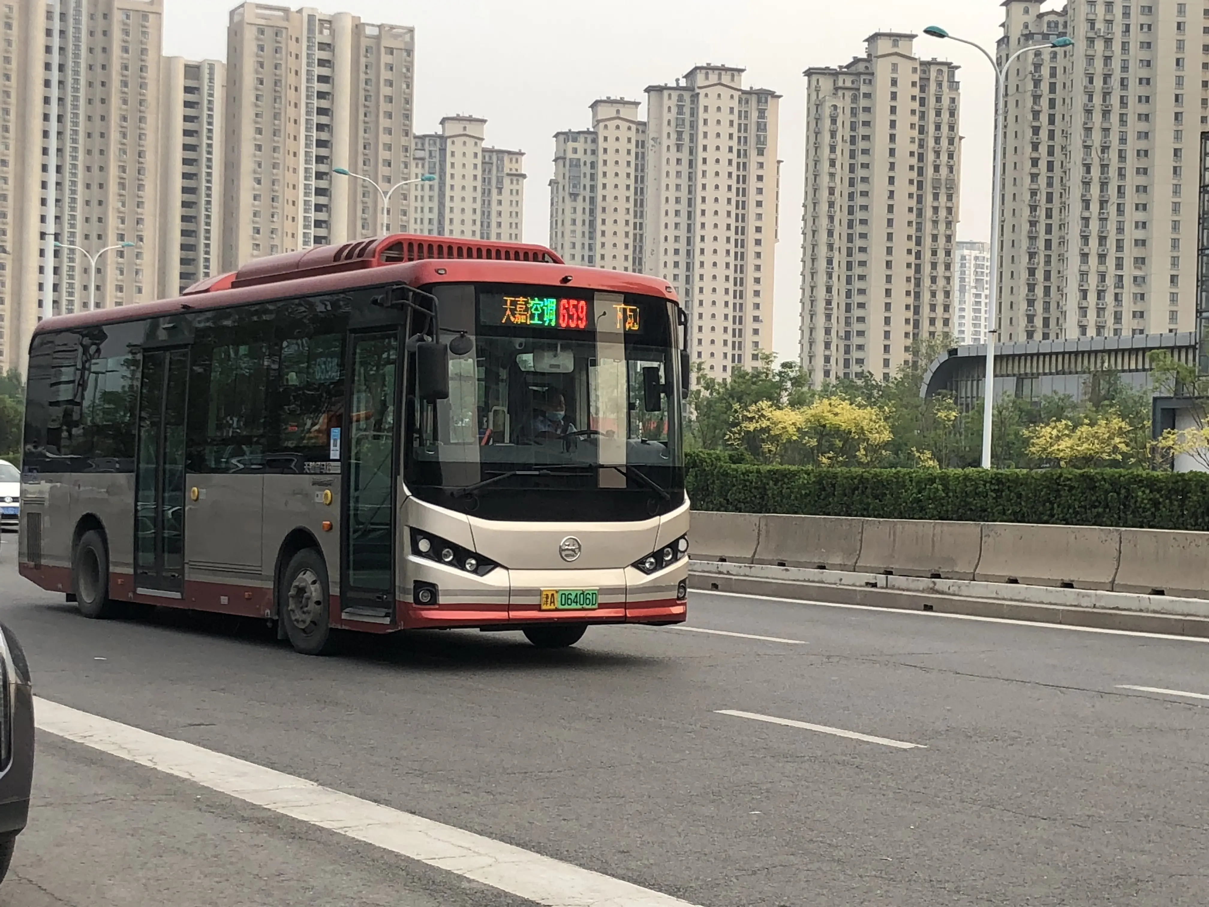 615路k7g688路宇通h10解放南路地铁站站牌,659路还写的659区间呢粉丝