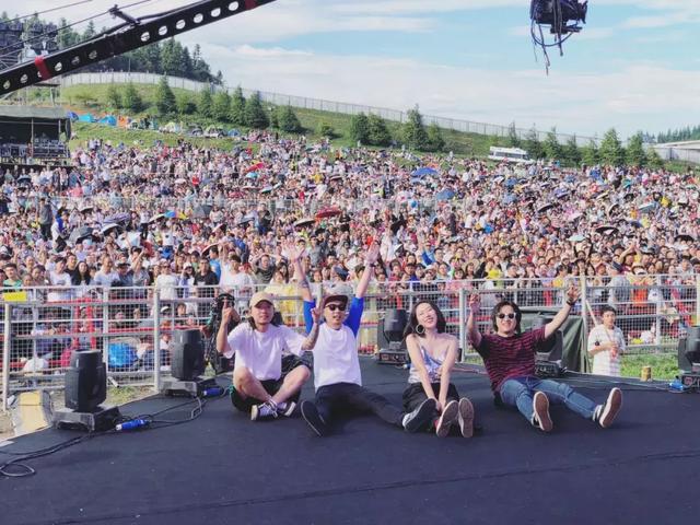 门内专访|完美倒立:融化在每一天的人间荒谬里