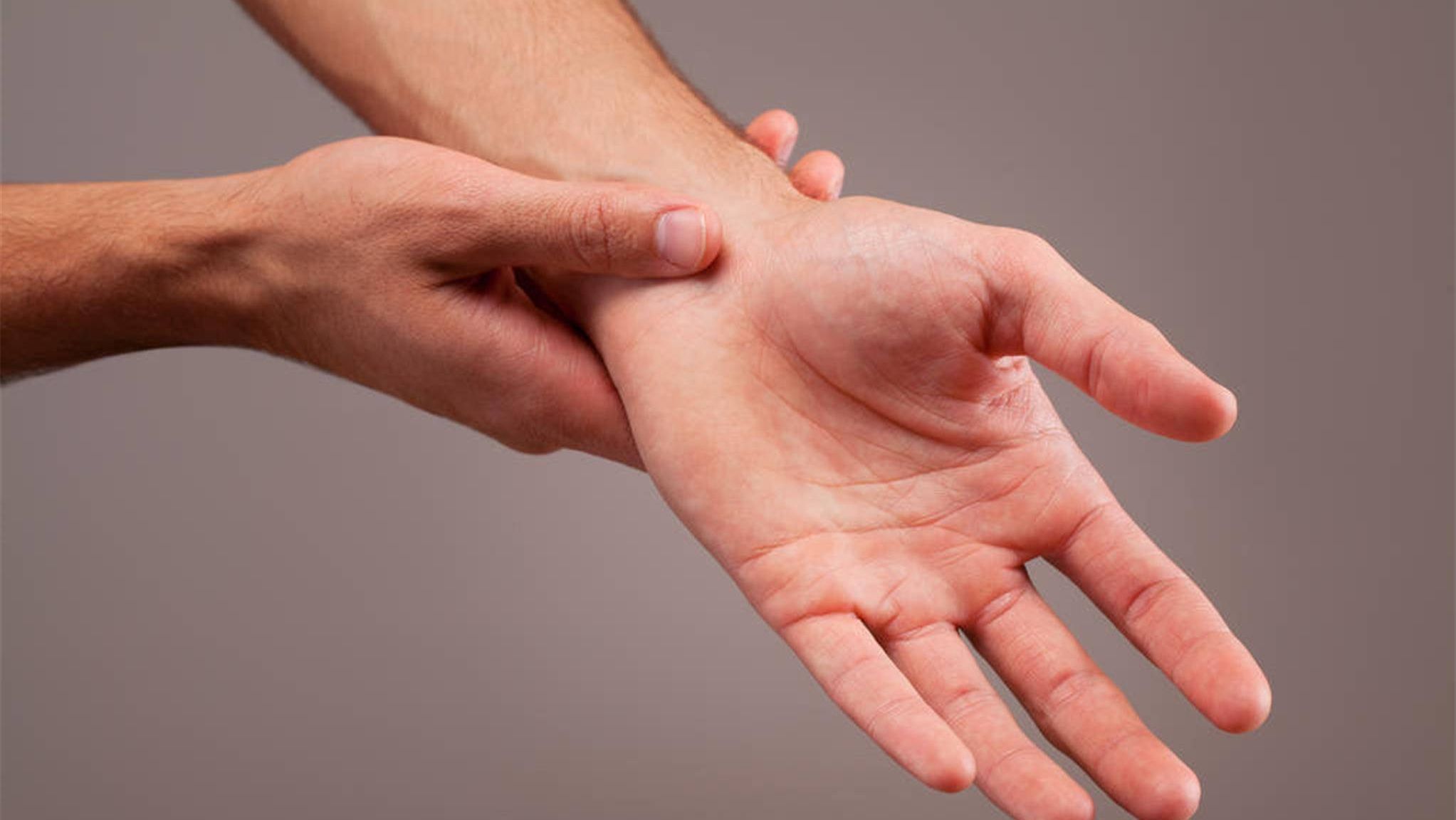 手脚麻木什么原因（手脚发麻是什么病的征兆？这6个原因，要引起重视） | 说明书网
