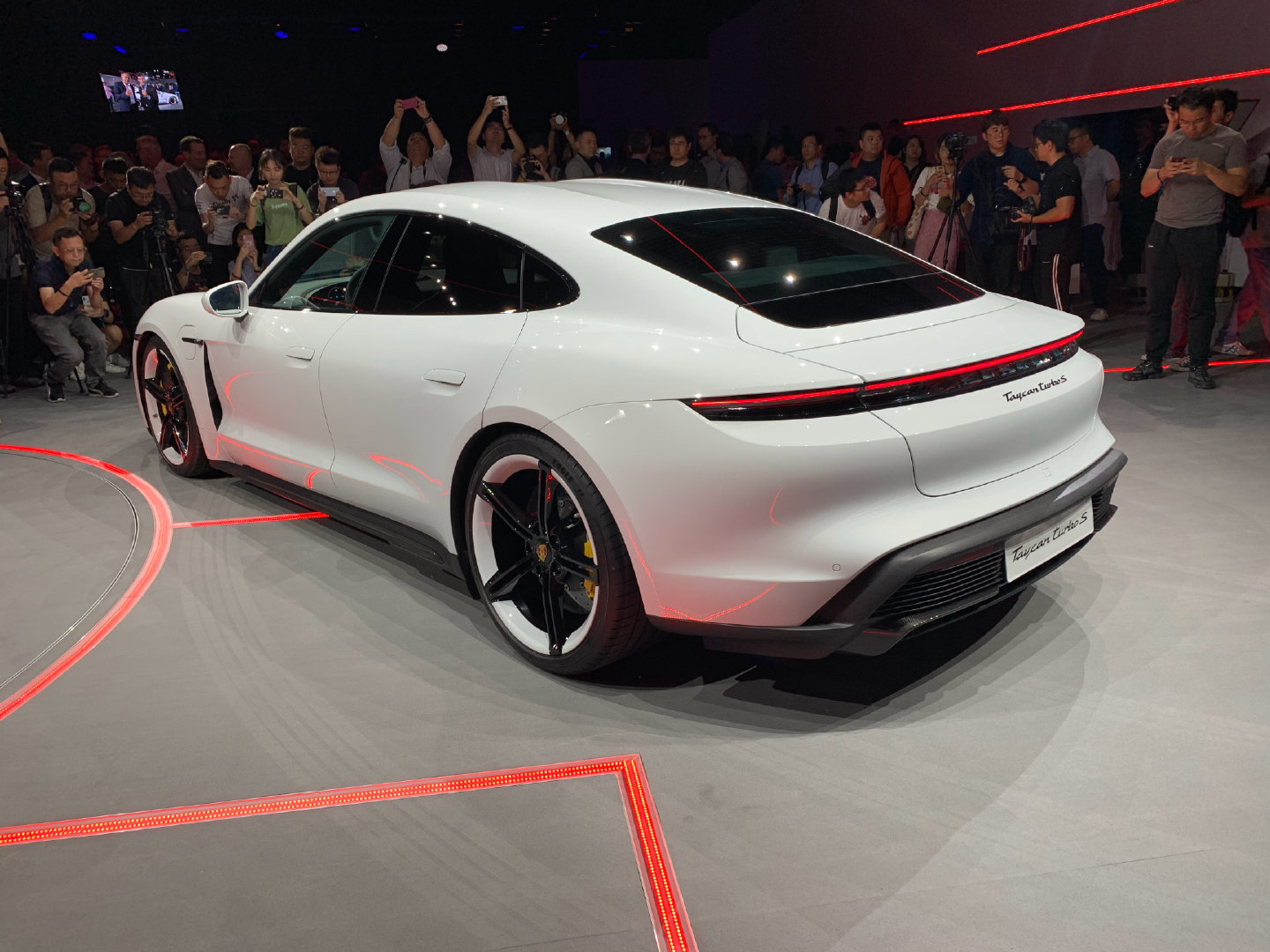 taycan turbo s 今晚九点三十分首秀