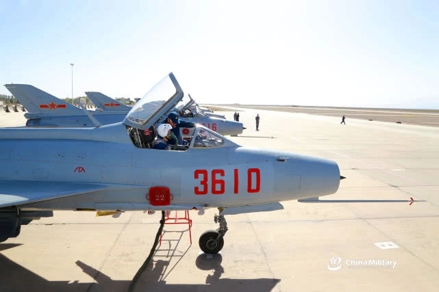 歼-7ii战斗机是目前我军最老的战斗机,注意后开式的座舱盖和下方