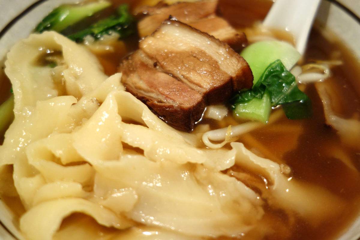 “小葱日食记”——刀削面：品味面食界扛把子！ - 哔哩哔哩