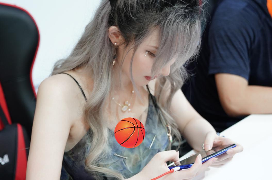 不愧是国内第一coser魔王线下照曝光离开美颜颜值依旧