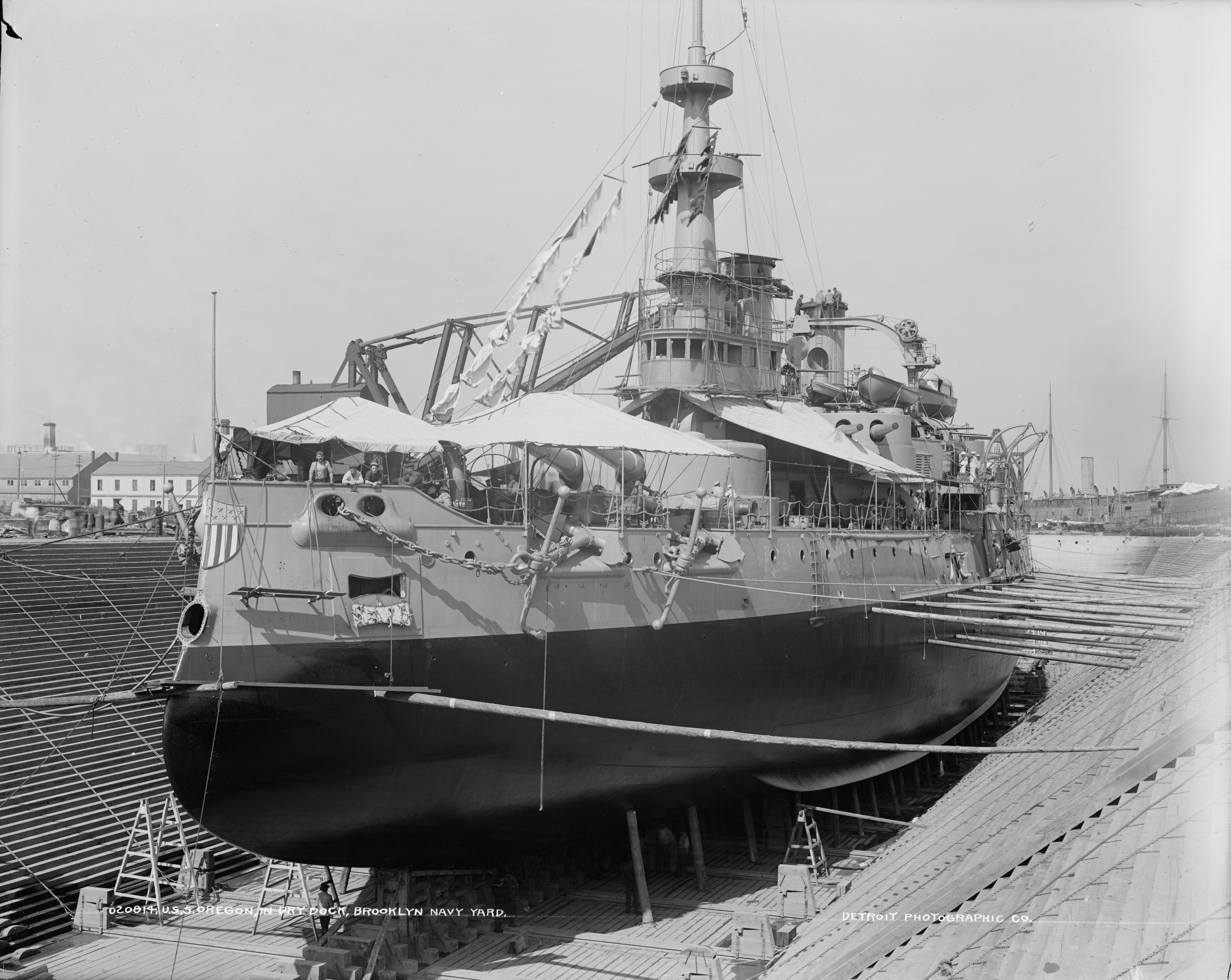 1898年在纽约布鲁克林海军船坞中修理的俄勒冈城号战列舰