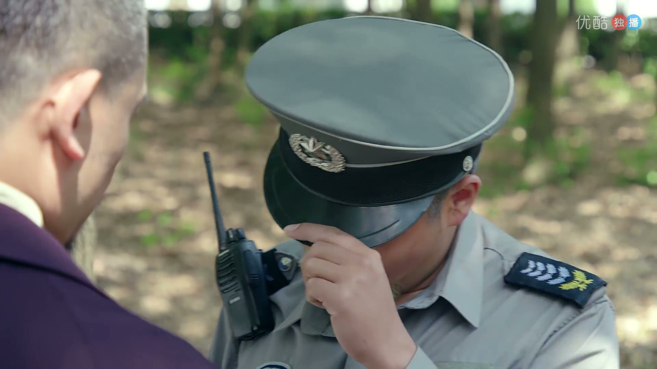 包老三怕被赵局认出来,可以低头回话,还压了压帽檐.