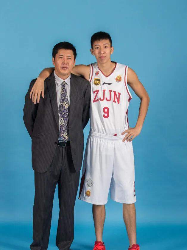 丁伟指导是为数不多的不把儿子带身边的主帅