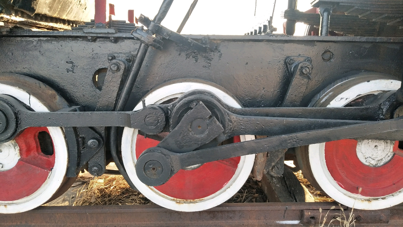 了一台c2型蒸汽机车 这台车没有标记车号 各个铭牌和履历牌也都没了