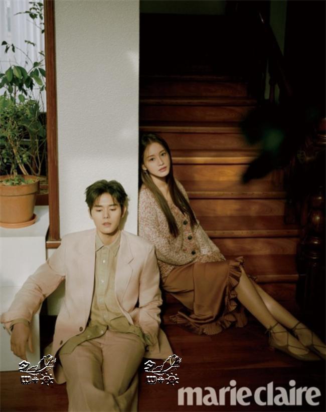 金桐俊金栽经一起拍画报 甜蜜恋人模式引发关注