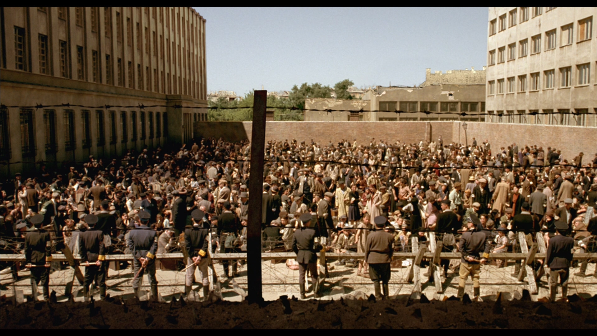 钢琴家炮火中的微尘浮沉